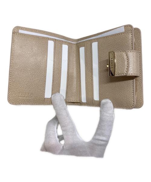 FURLA（フルラ）FURLA (フルラ) メトロポリス/2つ折り財布 ベージュ 未使用品の古着・服飾アイテム