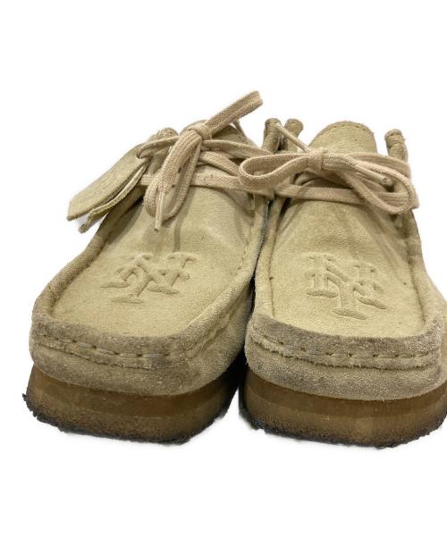 KITH（キス）KITH (キス) CLARKS (クラークス) Clarks Wallabee Lo Mets ワラビーシューズ ベージュ サイズ:26cmの古着・服飾アイテム