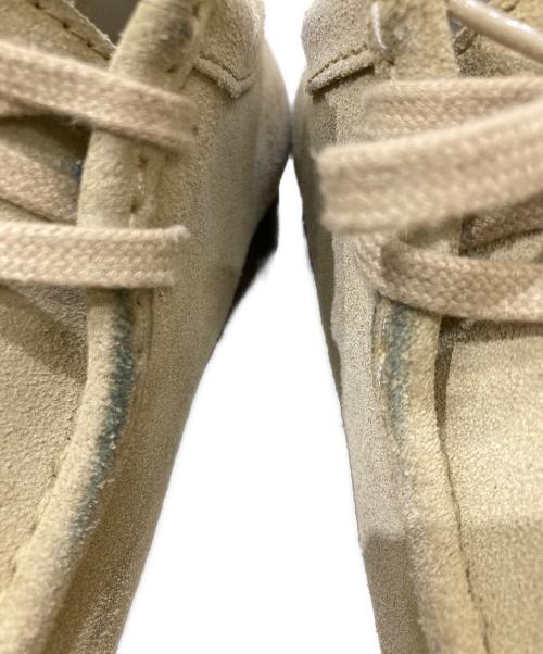 KITH（キス）KITH (キス) CLARKS (クラークス) Clarks Wallabee Lo Mets ワラビーシューズ ベージュ サイズ:26cmの古着・服飾アイテム