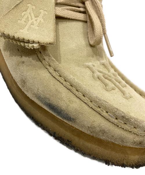 KITH（キス）KITH (キス) CLARKS (クラークス) Clarks Wallabee Lo Mets ワラビーシューズ ベージュ サイズ:26cmの古着・服飾アイテム
