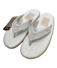 ISLAND SLIPPER×1piu1uguale3（アイランドスリッパ×ウノピュウノウグァーレトレ）の古着「型押しレザーサンダル」｜ホワイト