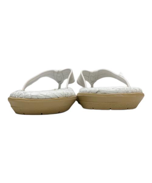 ISLAND SLIPPER（アイランドスリッパ）ISLAND SLIPPER (アイランドスリッパ) 1piu1uguale3 (ウノピュウノウグァーレトレ) 型押しレザーサンダル ホワイト サイズ:10の古着・服飾アイテム