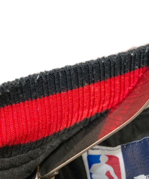 NBA（エヌビーエー）NBA (エヌビーエー) JH Design (ジェイエイチデザイン) BULLS スタジャン ブラック×レッド サイズ:Mの古着・服飾アイテム