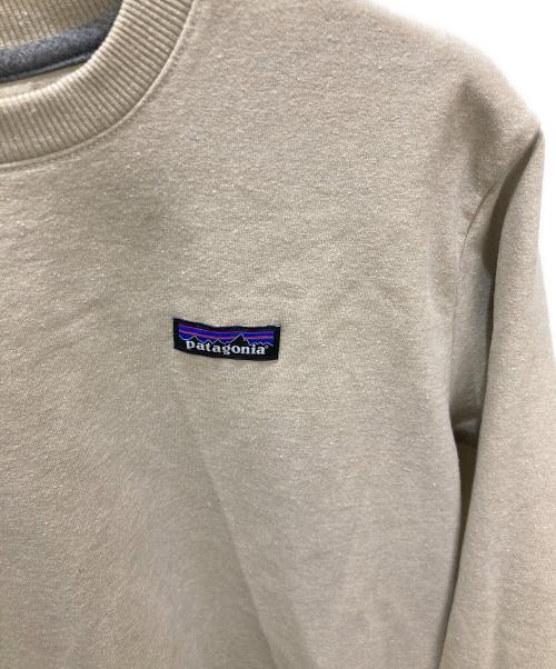 Patagonia（パタゴニア）Patagonia (パタゴニア) P-6 LABEL UPRISAL CREW SWEATSHIRT ベージュ サイズ:Sの古着・服飾アイテム