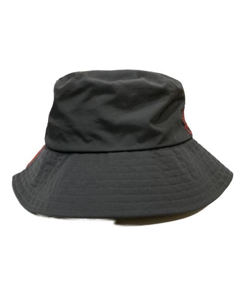 J.W.ANDERSON（ジェイダブリューアンダーソン）J.W.ANDERSON (ジェイダブリューアンダーソン) ASYMMETRIC BUCKET HAT / アシンメトリー バケットハット グレー サイズ:MLの古着・服飾アイテム