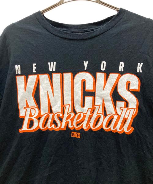 KITH（キス）KITH (キス) New York Knicks (ニューヨークニックス) プリントTシャツ ブラック サイズ:XLの古着・服飾アイテム