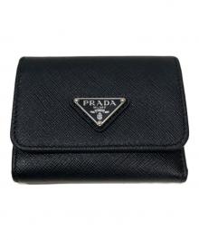 PRADA（プラダ）の古着「サフィアーノトライアングル コンパクトウォレット」｜ブラック
