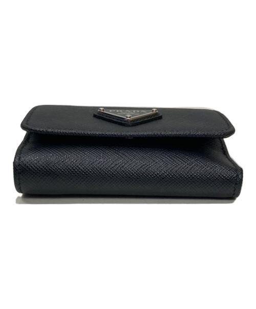 PRADA（プラダ）PRADA (プラダ) サフィアーノトライアングル コンパクトウォレット ブラックの古着・服飾アイテム