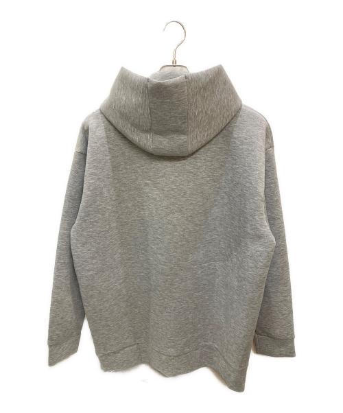 1piu1uguale3（ウノピュウノウグァーレトレ）1piu1uguale3 (ウノピュウノウグァーレトレ) REFLECTOR PULLOVER PARKA / ロゴパーカー グレー サイズ:Freeの古着・服飾アイテム