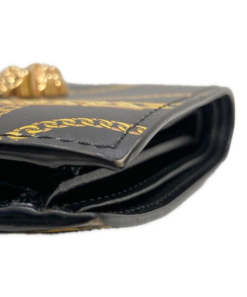 VERSACE（ヴェルサーチ）VERSACE (ヴェルサーチ) メデューサ装飾グレカチェーンプリント2つ折り財布 ブラックの古着・服飾アイテム