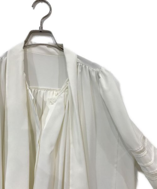 HER LIP TO（ハーリップトゥ）HER LIP TO (ハーリップトゥ) Lace Trimmed Bow-Tie Blouse ホワイト サイズ:Ｍの古着・服飾アイテム