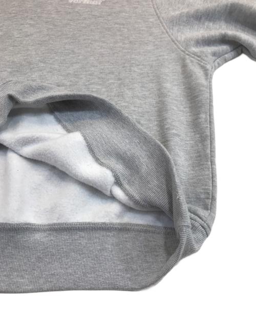 thisisneverthat（ディスイズネバーザット）thisisneverthat (ディスイズネバーザット) 刺繍スキッパースウェット グレー サイズ:Mの古着・服飾アイテム