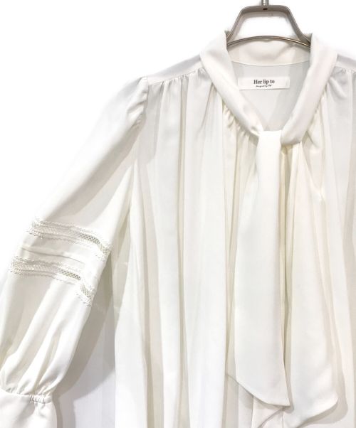 HER LIP TO（ハーリップトゥ）Her lip to (ハーリップトゥ) Lace Trimmed Bow-Tie Blouse ホワイト サイズ:Ｍの古着・服飾アイテム