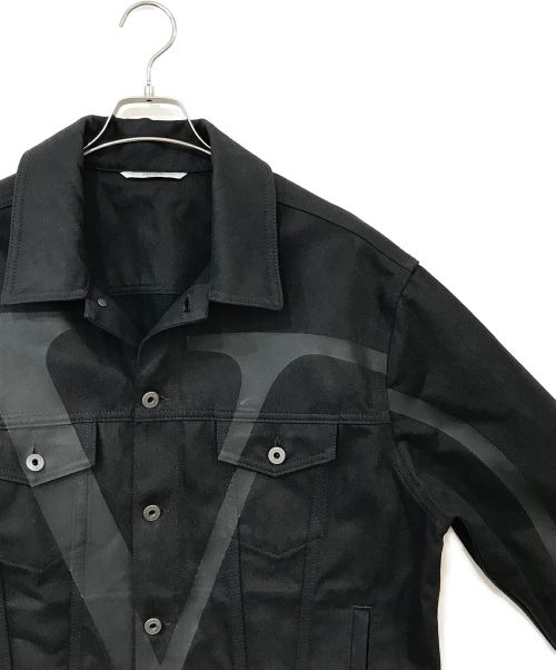 VALENTINO（ヴァレンティノ）VALENTINO (ヴァレンティノ) Vロゴプリントデニムジャケット ブラック サイズ:48の古着・服飾アイテム
