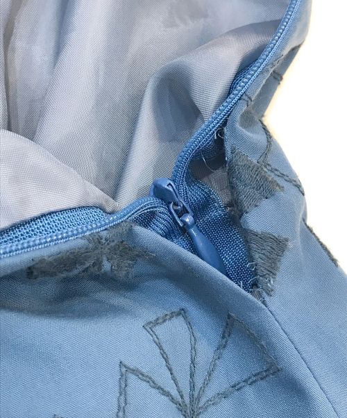 Jocomomola（ホコモモラ）Jocomomola (ホコモモラ) フラワーエンブロイダリー 刺繍タックロングスカート ブルー サイズ:42の古着・服飾アイテム