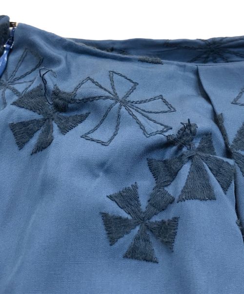 Jocomomola（ホコモモラ）Jocomomola (ホコモモラ) フラワーエンブロイダリー 刺繍タックロングスカート ブルー サイズ:42の古着・服飾アイテム