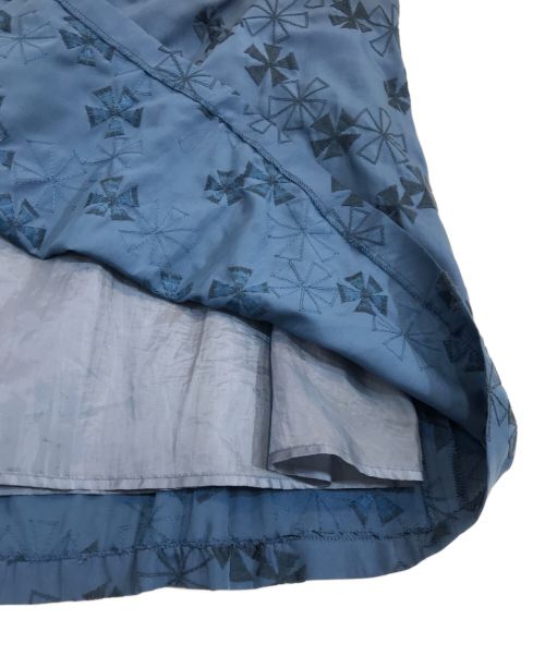 Jocomomola（ホコモモラ）Jocomomola (ホコモモラ) フラワーエンブロイダリー 刺繍タックロングスカート ブルー サイズ:42の古着・服飾アイテム