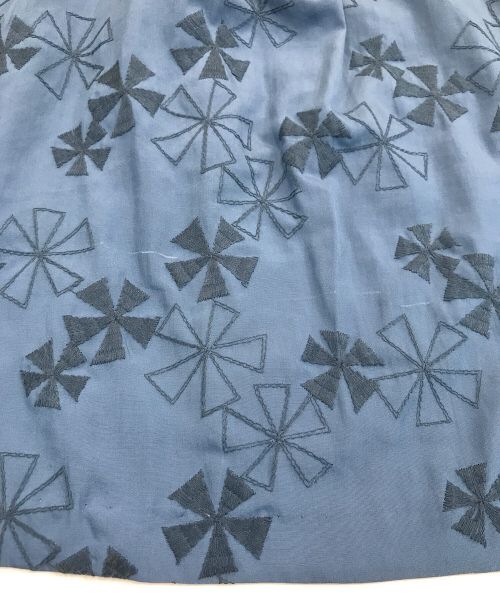 Jocomomola（ホコモモラ）Jocomomola (ホコモモラ) フラワーエンブロイダリー 刺繍タックロングスカート ブルー サイズ:42の古着・服飾アイテム