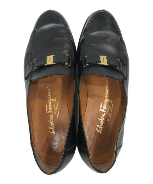 Salvatore Ferragamo（サルヴァトーレ フェラガモ）Salvatore Ferragamo (サルヴァトーレ フェラガモ) ヴァラローファー ブラック サイズ:7Dの古着・服飾アイテム
