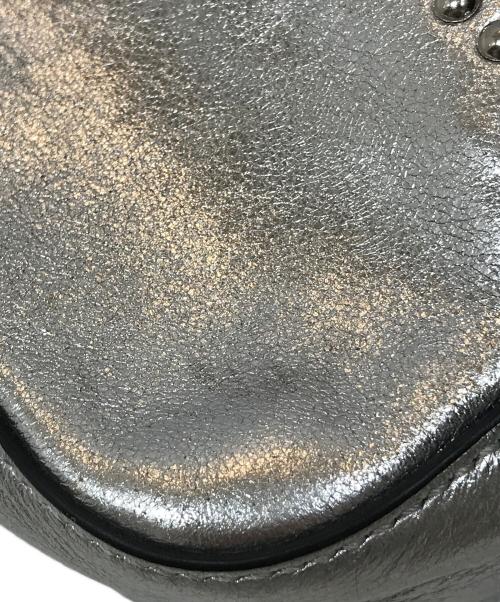 J&M DAVIDSON（ジェイ＆エム デヴィッドソン）J&M DAVIDSON (ジェイ＆エム デヴィッドソン) LIPSTICK POCHETTE WITH STUDS/リップスティックポシェットウィズスタッズ シルバー(色)の古着・服飾アイテム