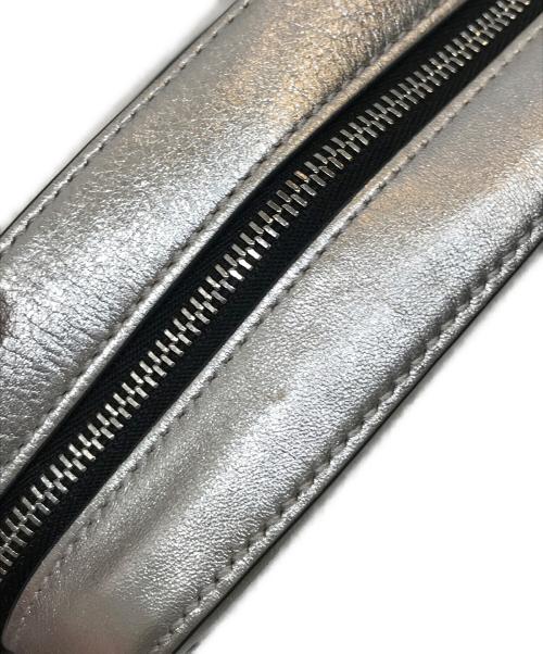 J&M DAVIDSON（ジェイ＆エム デヴィッドソン）J&M DAVIDSON (ジェイ＆エム デヴィッドソン) LIPSTICK POCHETTE WITH STUDS/リップスティックポシェットウィズスタッズ シルバー(色)の古着・服飾アイテム