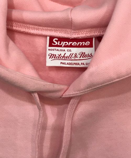 SUPREME（シュプリーム）SUPREME (シュプリーム) MITCHELL & NESS (ミッチェルアンドネス) NCAA Hooded Sweatshirt/NCAAフーディースウェット ピンク サイズ:Sの古着・服飾アイテム