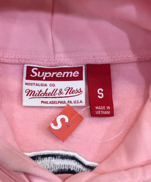 SUPREME（シュプリーム）SUPREME (シュプリーム) MITCHELL & NESS (ミッチェルアンドネス) NCAA Hooded Sweatshirt/NCAAフーディースウェット ピンク サイズ:Sの古着・服飾アイテム