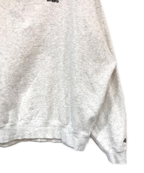 PUBLUX（パブリュクス）PUBLUX (パブリュクス) UMBRO (アンブロ) 別注 UMBRO ワンポイントロゴ刺繍 裏起毛ハーフジップスウェット グレー サイズ:Mの古着・服飾アイテム