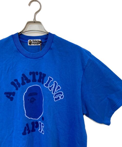 A BATHING APE（ア ベイシング エイプ）A BATHING APE (ア ベイシング エイプ) GARMENT DYE COLLEGE RELAXED FIT TEE ブルー サイズ:Mの古着・服飾アイテム