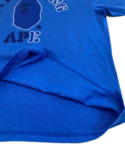 A BATHING APE（ア ベイシング エイプ）A BATHING APE (ア ベイシング エイプ) GARMENT DYE COLLEGE RELAXED FIT TEE ブルー サイズ:Mの古着・服飾アイテム