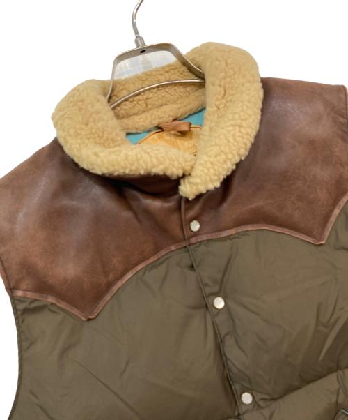 Rocky Mountain FeatherBed（ロッキーマウンテンフェザーベッド）Rocky Mountain FeatherBed (ロッキーマウンテンフェザーベッド) レザー切替ダウンベスト ブラウン×スカイブルー サイズ:不明の古着・服飾アイテム