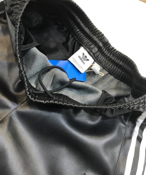 adidas（アディダス）adidas (アディダス) フェイクレザー アディカラー スリーストライプス ファイヤーバード トラックスーツパンツ ブラック サイズ:Lの古着・服飾アイテム