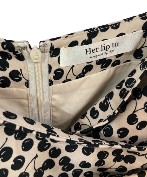 HER LIP TO（ハーリップトゥ）HER LIP TO (ハーリップトゥ) Cherry Pattern Cache-Coeur One-Piece/チェリーパターンカシュクールワンピース ベージュ サイズ:Mの古着・服飾アイテム
