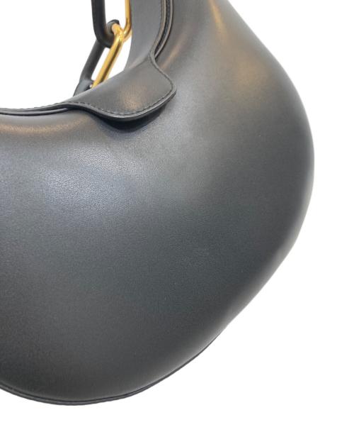 CHARLES & KEITH（チャールズアンドキース）CHARLES & KEITH (チャールズ＆キース) メタリックアクセントムーンバッグ ブラックの古着・服飾アイテム