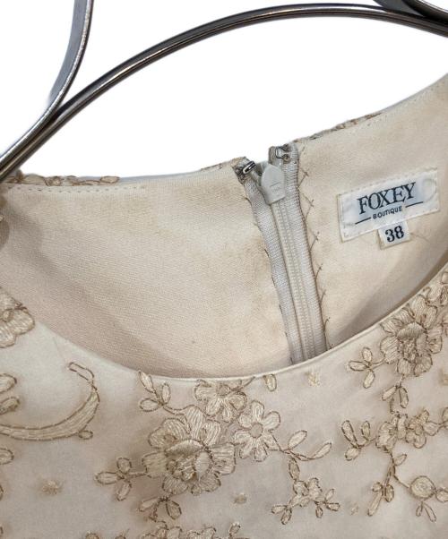 FOXEY NEWYORK（フォクシーニューヨーク）FOXEY NEWYORK (フォクシーニューヨーク) ノースリーブ花柄ワンピース ベージュ サイズ:SIZE 38の古着・服飾アイテム