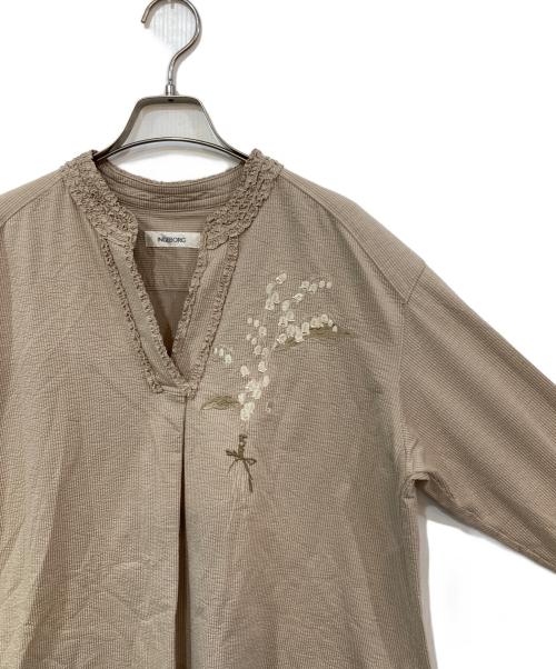 INGEBORG（インゲボルグ）INGEBORG (インゲボルグ) スズラン刺繍アクセントストライプチュニック ベージュ サイズ:-の古着・服飾アイテム