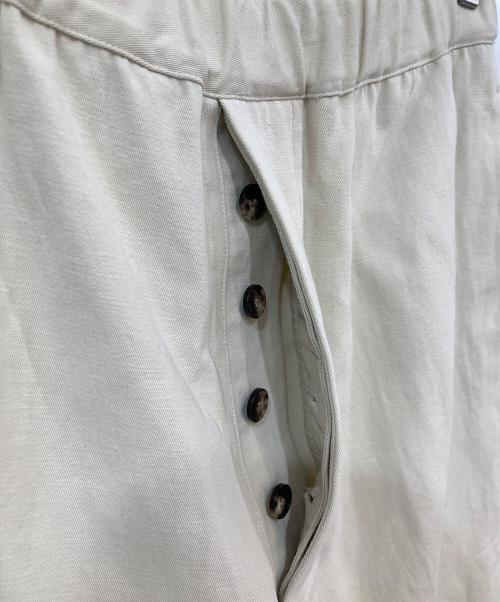 YLEVE（イレーヴ）YLEVE (イレーヴ) コットンリネンギャバジンシャーリングパンツ アイボリー サイズ:SIZE 4の古着・服飾アイテム