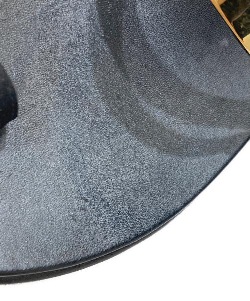 il Sandalo（イルサンダロ）il Sandalo (イルサンダロ) ゴールドプレートサムループサンダル ブラック サイズ:SIZE 39の古着・服飾アイテム