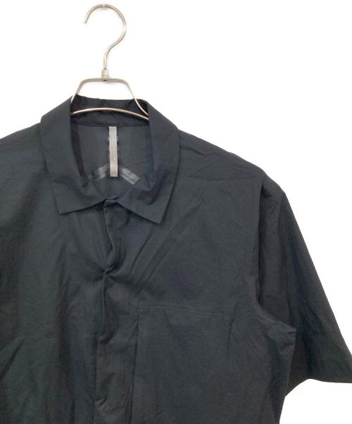 ARC'TERYX VEILANCE（アークテリクスヴェイランス）ARC'TERYX VEILANCE (アークテリクス ヴェイランス) Demlo Shirt SS/デムロシャツSS ブラック サイズ:SIZE Sの古着・服飾アイテム