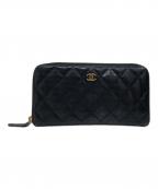 CHANELシャネル）の古着「マトラッセ メタリックカーフスキンラウンドジップウォレット」｜ブラック