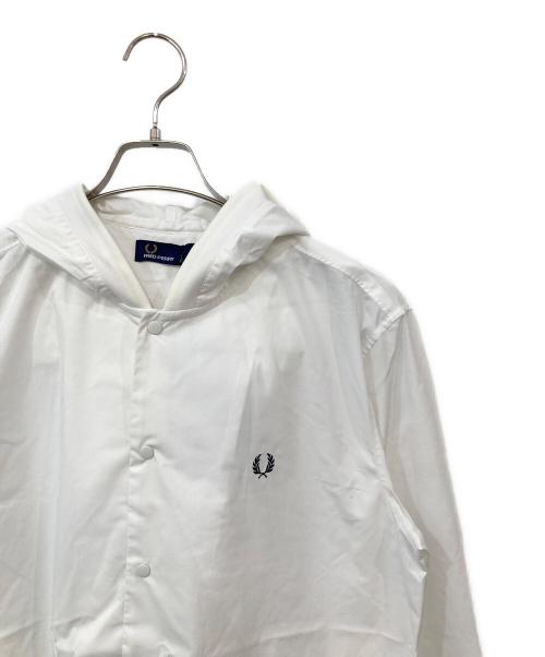 FRED PERRY（フレッドペリー）FRED PERRY (フレッドペリー) スナップパッチフーディ ホワイト サイズ:SIZE Lの古着・服飾アイテム