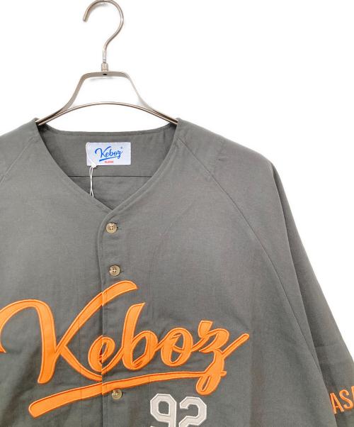 KEBOZ（ケボズ）KEBOZ (ケボズ) ベースボールシャツ グレー サイズ:SIZE XL 未使用品の古着・服飾アイテム