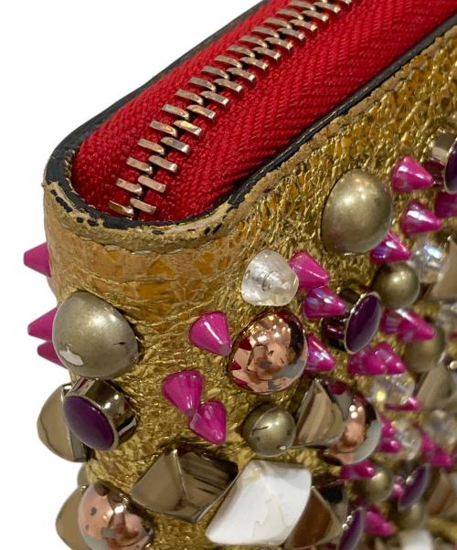 Christian Louboutin（クリスチャン・ルブタン）Christian Louboutin (クリスチャン・ルブタン) バネトーネマルチスタッズラウンドジップウォレット ゴールドの古着・服飾アイテム