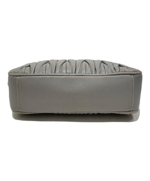 MIU MIU（ミュウミュウ）MIU MIU (ミュウミュウ) マテラッセチェーンショルダーバッグ グレーの古着・服飾アイテム