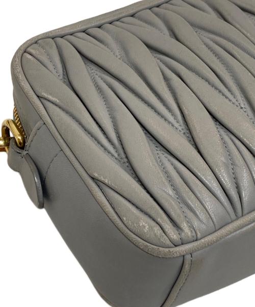 MIU MIU（ミュウミュウ）MIU MIU (ミュウミュウ) マテラッセチェーンショルダーバッグ グレーの古着・服飾アイテム