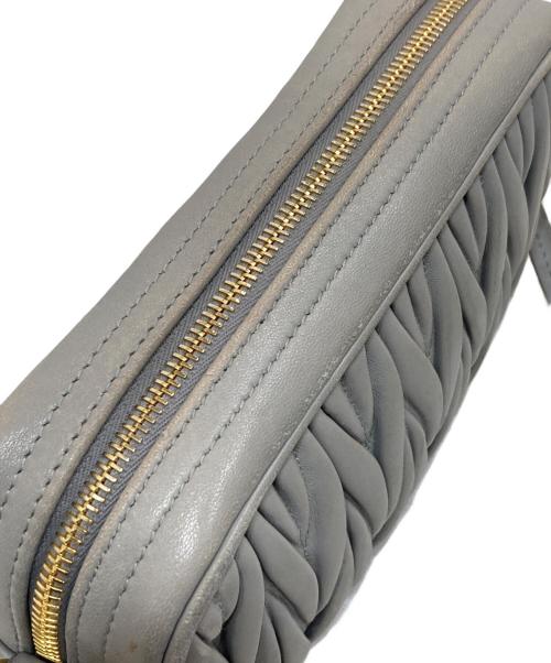 MIU MIU（ミュウミュウ）MIU MIU (ミュウミュウ) マテラッセチェーンショルダーバッグ グレーの古着・服飾アイテム