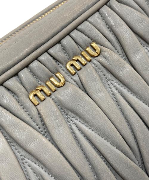 MIU MIU（ミュウミュウ）MIU MIU (ミュウミュウ) マテラッセチェーンショルダーバッグ グレーの古着・服飾アイテム