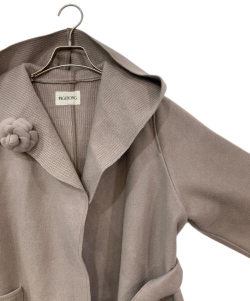 INGEBORG（インゲボルグ）INGEBORG (インゲボルグ) カメリアコサージュ付きガウンコート ベージュ サイズ:-の古着・服飾アイテム