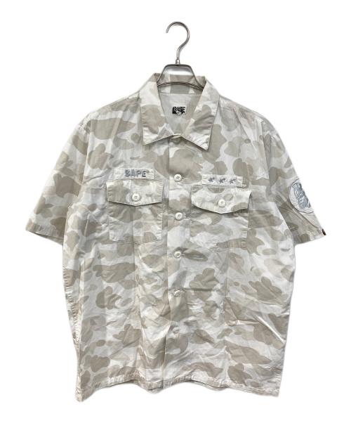 BAPE BY A BATHING APE（ベイプバイアベイシングエイプ）BAPE BY A BATHING APE (ベイプバイアベイシングエイプ) 迷彩ミリタリーシャツ ホワイト サイズ:SIZE Lの古着・服飾アイテム