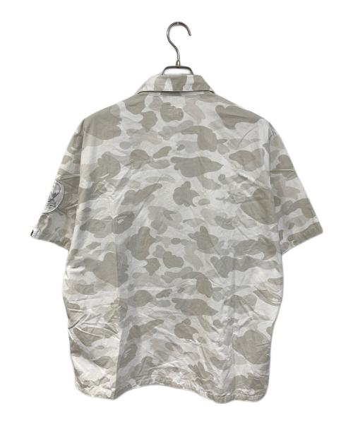 BAPE BY A BATHING APE（ベイプバイアベイシングエイプ）BAPE BY A BATHING APE (ベイプバイアベイシングエイプ) 迷彩ミリタリーシャツ ホワイト サイズ:SIZE Lの古着・服飾アイテム